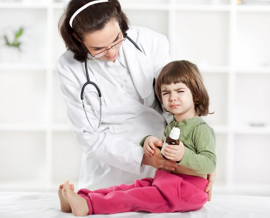 le médecin examinera l'enfant à la recherche de symptômes de vers
