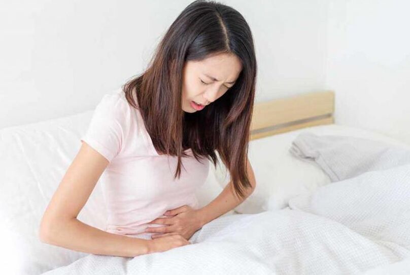 Les douleurs abdominales sont un symptôme courant d’une infection par des vers. 